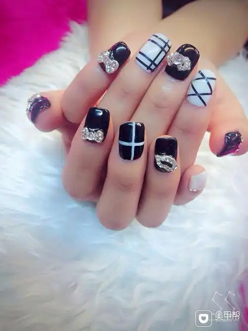 方形简约黑白简约大气美甲图片