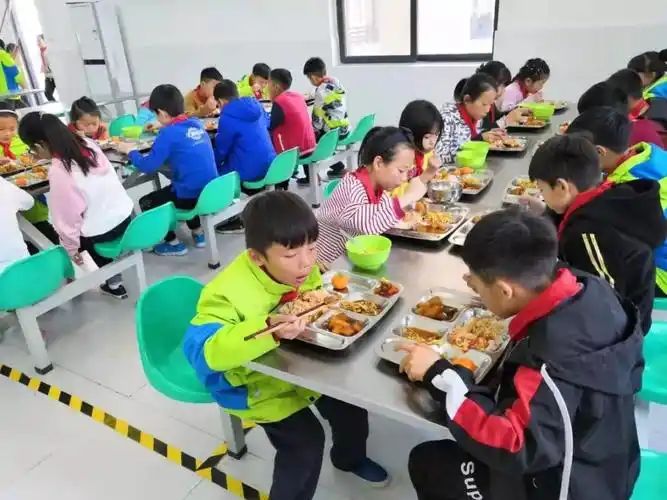惠济区迎宾路小学这个餐厅比较受欢迎的常规特色饭菜有:周一的大盘鸡
