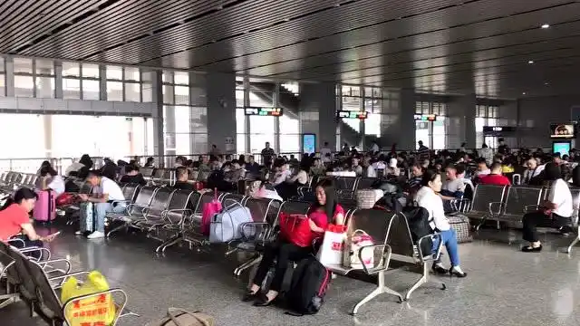 实拍东莞东火车站,今年钱真心不好赚,很多人无奈提前回家过年