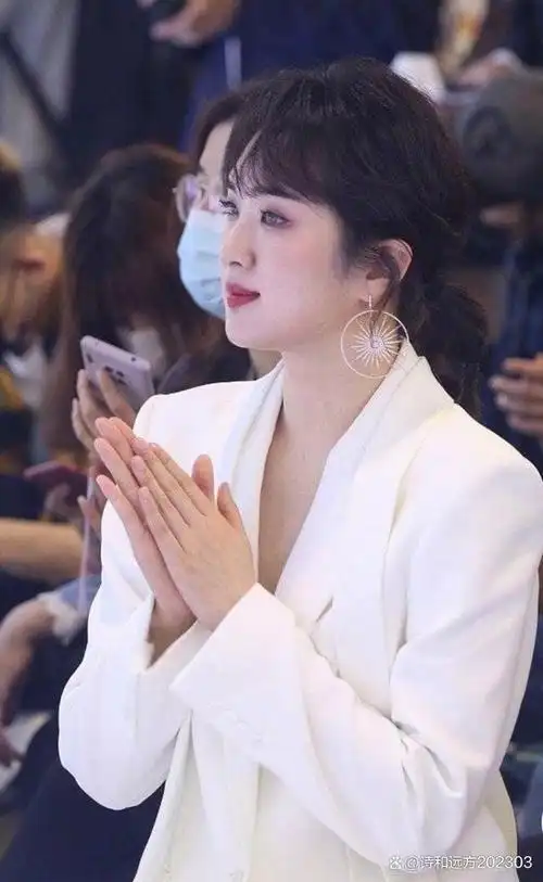 无意中从网上看见,华为大公主孟晚舟年轻时的相片,裸妆状态下精致甜美