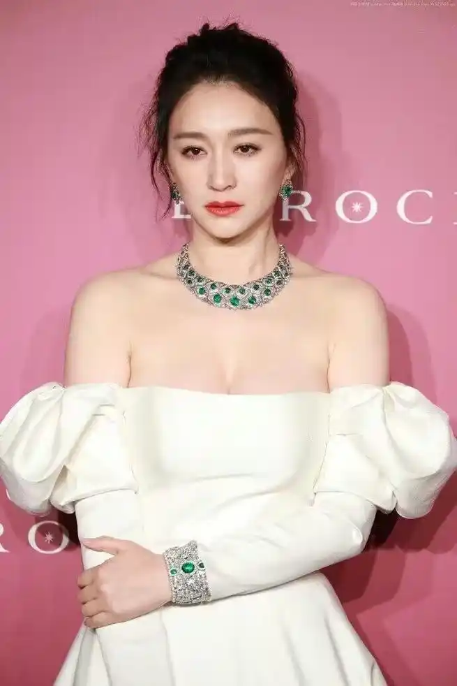 李小冉又美出了新高度!穿上白裙减龄又洋气,真不像46岁的人