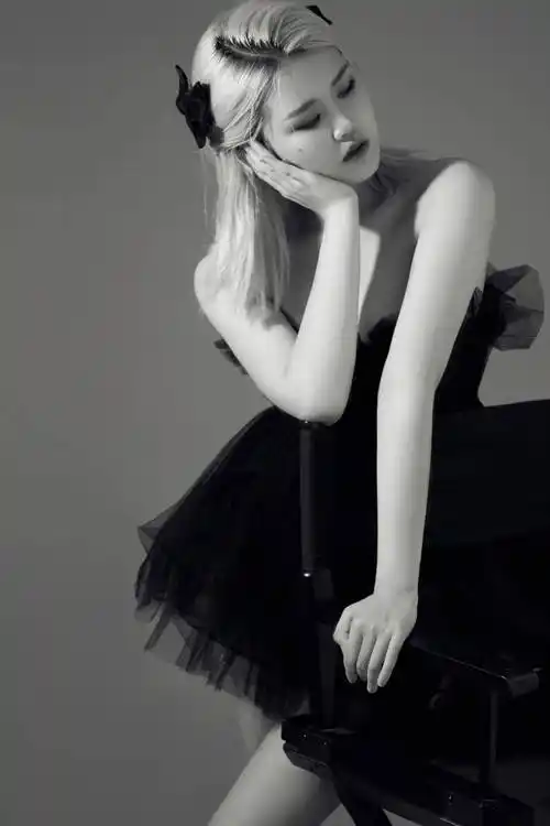 蓝心羽一位网络歌手小编一直很喜欢的啊!打造丽水人最喜欢的公众号