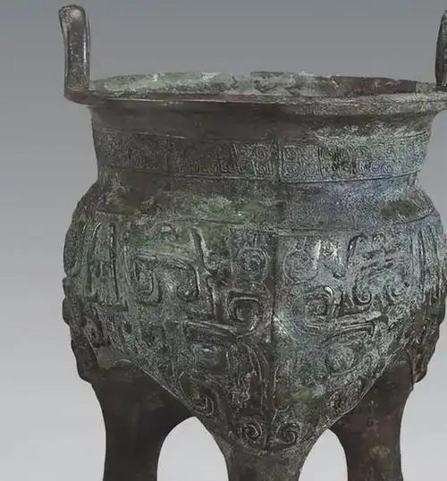 中国的青铜器以精美的纹饰和独特造型体现出庄严肃穆的氛围