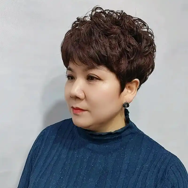 其实很多50岁的女人留短发也是无奈之举,谁都知道再好看的发型不适合