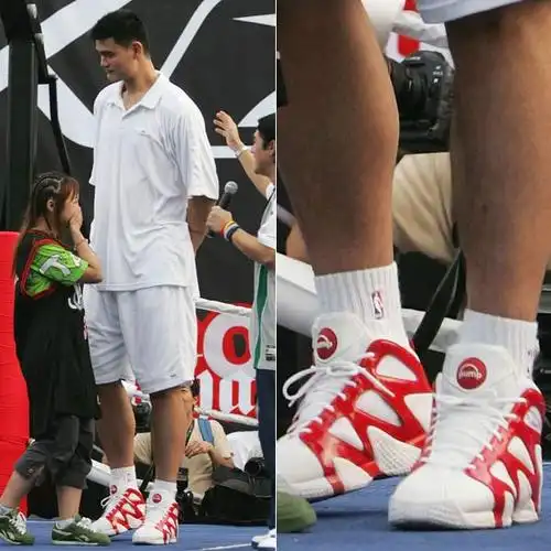 爱上街球 篮潮-装备 篮球鞋 (0)   随着姚明的退役,这位大个子脚下的