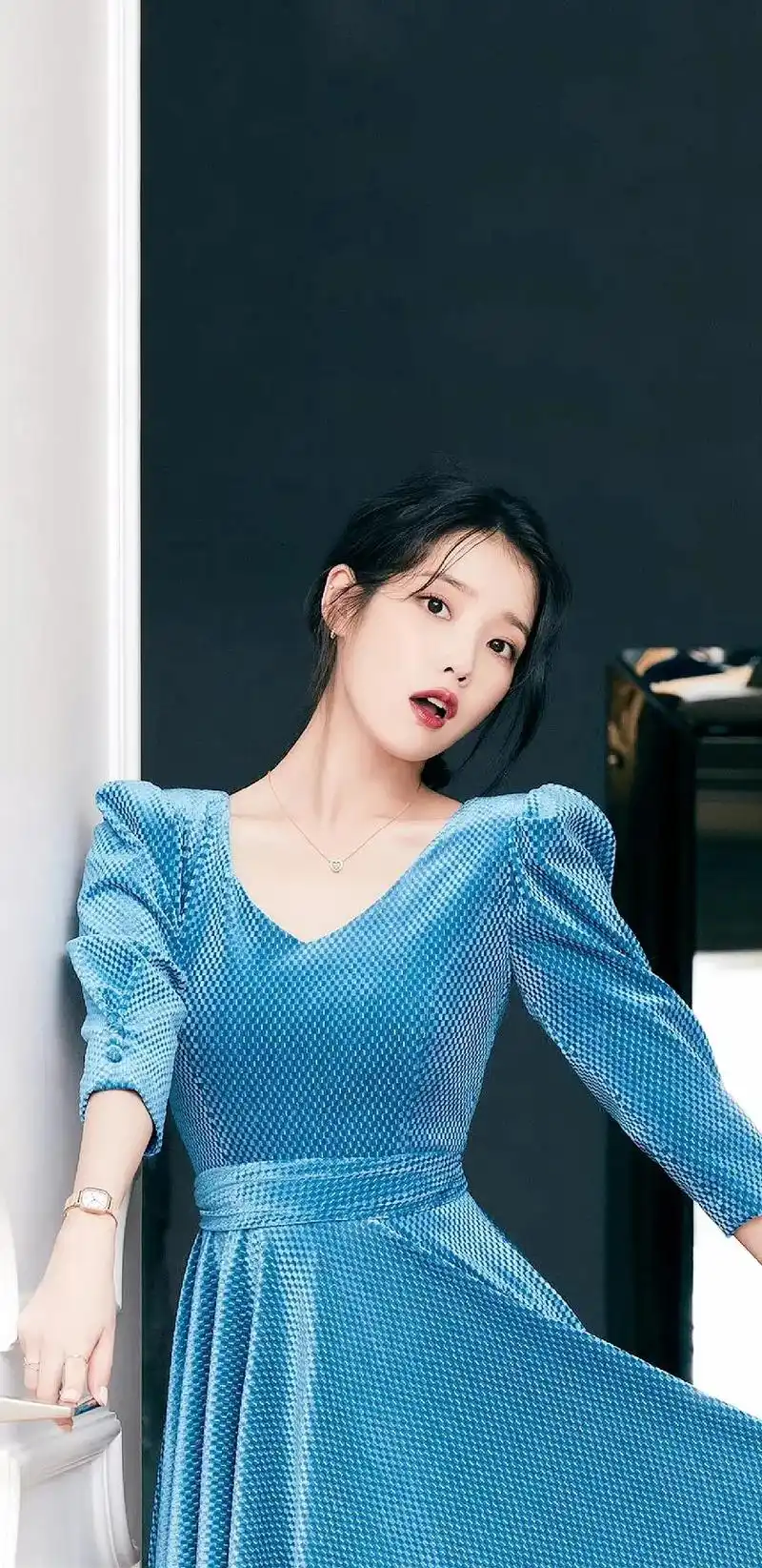 iu壁纸推荐.简单风#iu李知恩 #iu #创作感 #iu壁 - 抖音