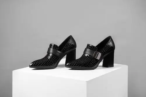 古妮蒂奇秋季鞋子女黑色漆皮粗跟高跟鞋2020新款百搭金属深口单鞋皮鞋