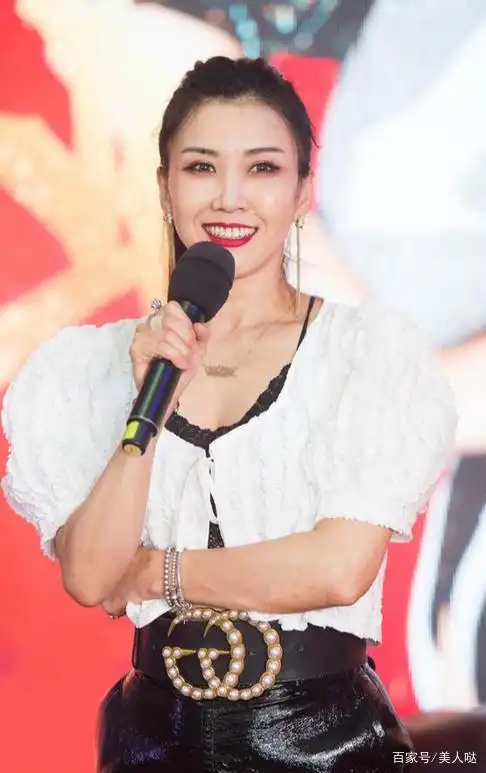 王蓉穿衣风格挺大胆,蓬蓬袖上衣配皮裙,"沙漏"身材好撩人