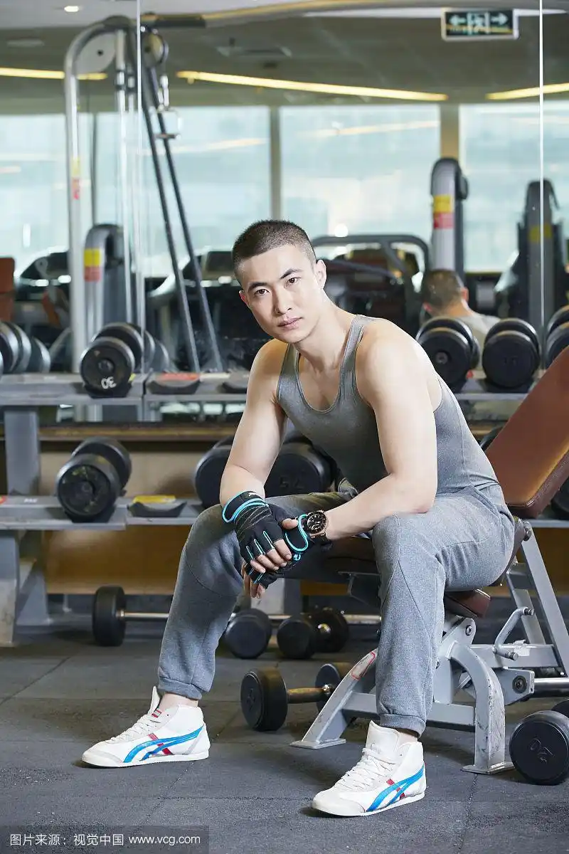 在健身房健身的男士