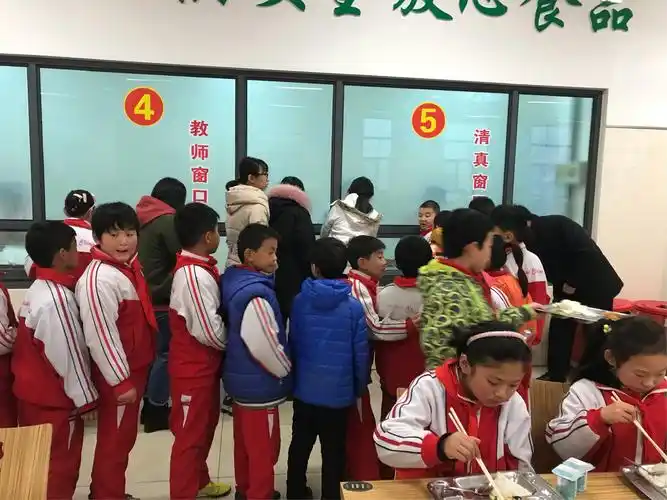 学生排队打饭现场