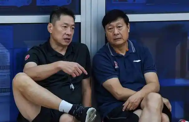 李春江正式回归重返上海男篮帮助球队挑选外援或替代李秋平