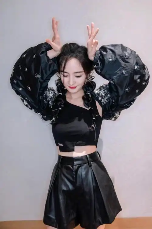 杨幂罕见晒家居私服!穿卫衣套装竟显高级感,涂烈焰红唇妩媚美艳