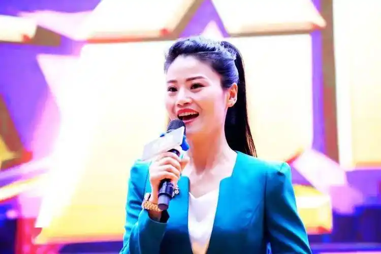 李笑,现任江西广播电视台新闻广播播音员主持人,曾担任政协会议文件