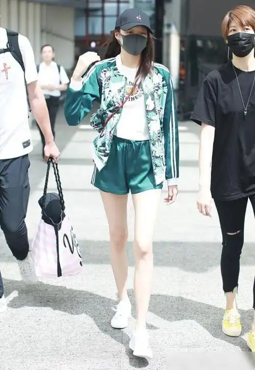 关晓彤短裤配小白鞋大秀美腿绿色运动套装元气又清新