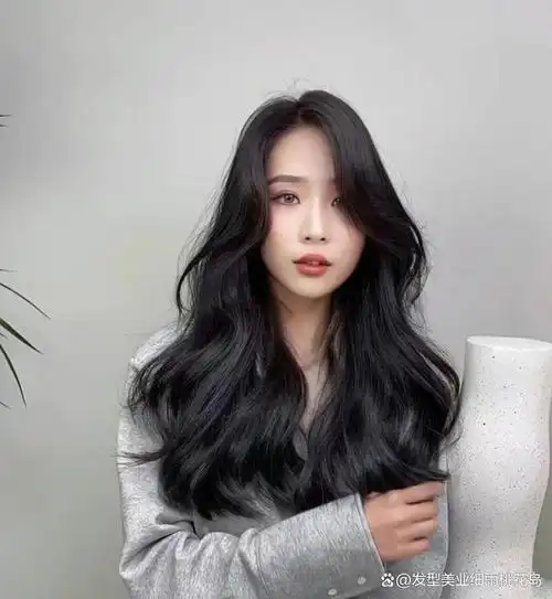 长发女神必备发型之一,这种卷度比较大的烫发更适合头发长一些的女生