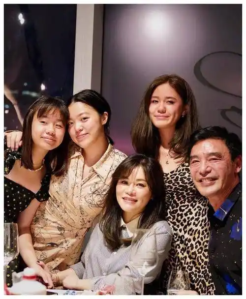 章小蕙女儿甜蜜表白后妈:你是我的全世界_钟嘉晴_范姜_穿着