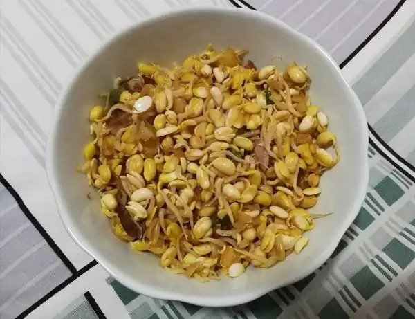 蜂蜜四叶草做的自发黄豆芽