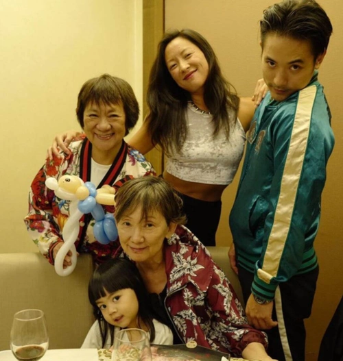 林子祥儿子晒照为生母庆生,爸妈离婚后同框不尴尬,搂肩表现亲密