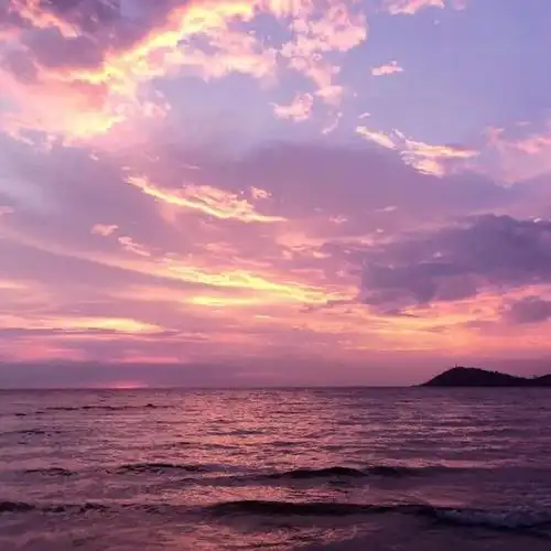 少女心朋友圈背景图:要送你回家的话,放学在我桌上敲一下