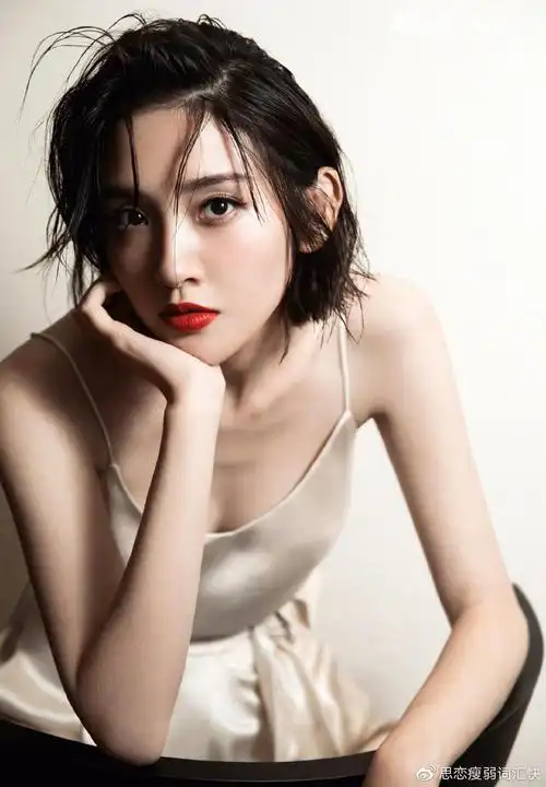 唐艺昕婚后放飞自我,缎面吊带尽显好身材,红唇湿发太撩人