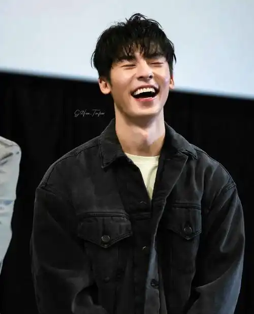 许光汉新宣传照片笑得超开心