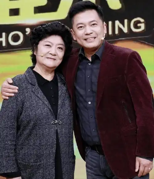 回顾演员何政军我这辈子最正确的决定就是娶了一个平凡的妻子