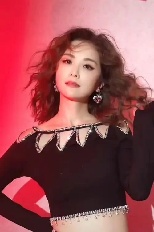 被阿sa乘风破浪小酒窝扔斗篷a到了##乘风破浪##乘风破浪初舞台##羡慕