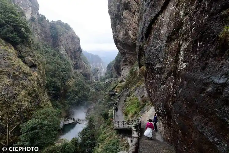 浙江温州:雨后雁荡山云雾缭绕 美如仙境引客来_乐清_景区_游客