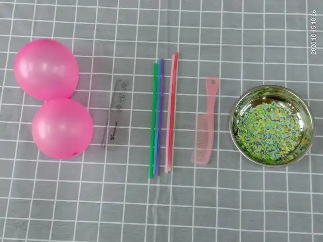 科学小实验—《摩擦起电》