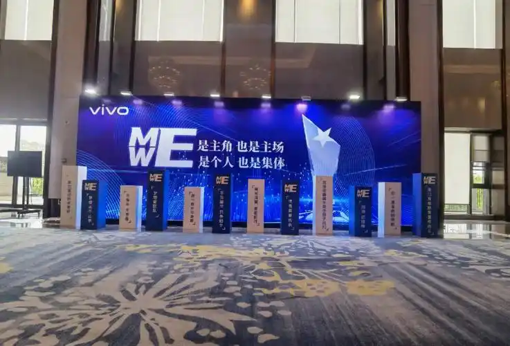 桁架喷绘背景板搭配木结构奖杯展台效果绝佳