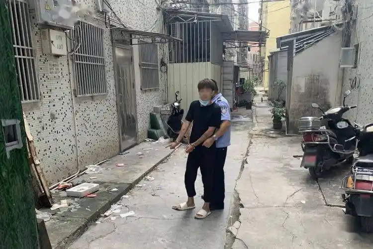 最小年仅15岁揭阳3名未成年人被戴上手铐指认现场