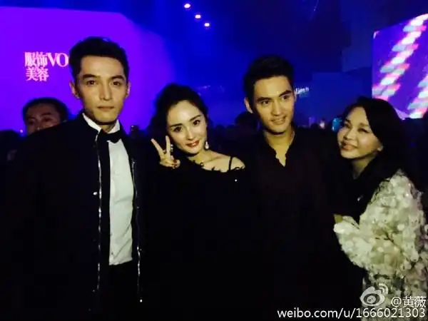 杨幂比ya手势,靠近胡歌拍下难得的合照.(图/翻摄自黄薇微博)