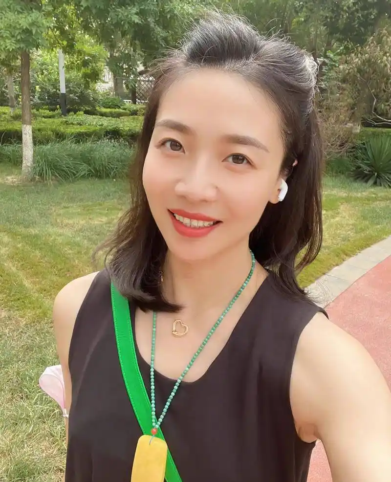 魏秋月衣品"太好",小背心绿挎包打扮像"少女",颜值依然在线_袁灵犀_这