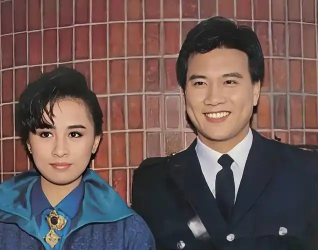 原创结婚20年万梓良与娇妻补拍婚纱照18岁儿子长相斯文打扮朴素