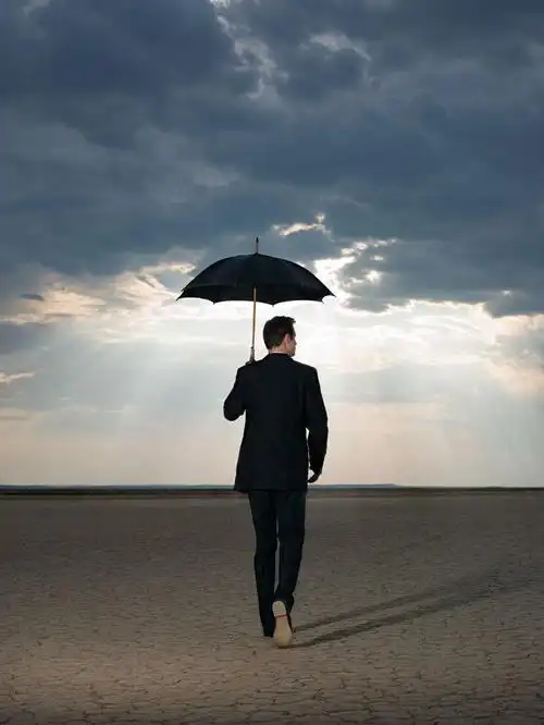 在沙漠中拿着地球仪的商人