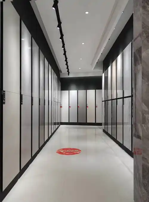 品牌强辉精工瓷砖淮南旗舰店,中性格调,以艺术装点设计_参观者_展厅