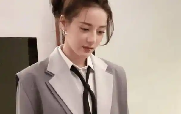 原创热巴拍宣传片秀一字马未p图筷子腿优越自嘲是学姨笑得好傻