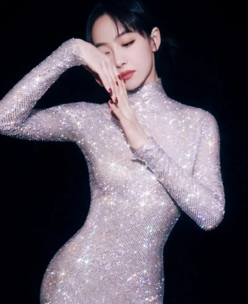 宋茜穿婚纱参加2024网络视听盛典!不得不说,这钻石头纱真是美绝了!