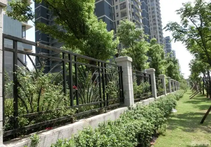 高楼小区铁艺围墙效果图