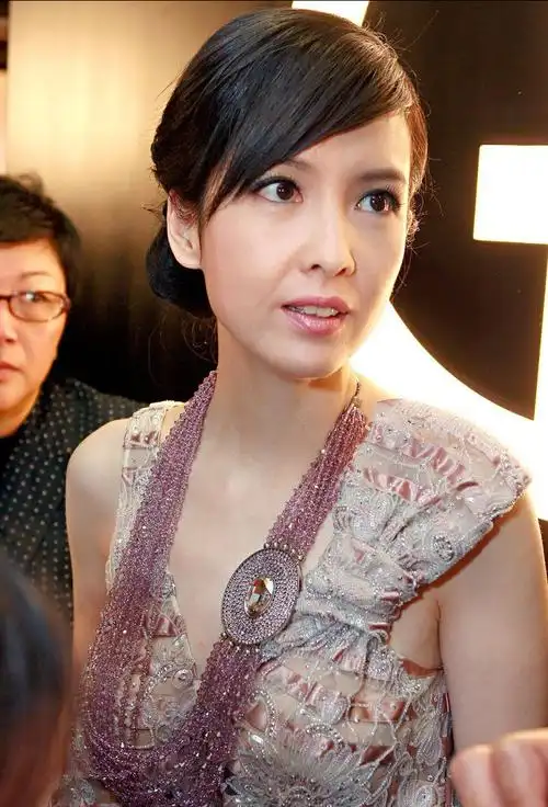 可是她的身材却是一顶一的好,在当时的郭富城都忍不住夸赞周慧敏好辣