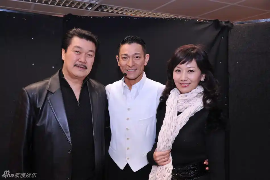 赵雅芝夫妇捧场