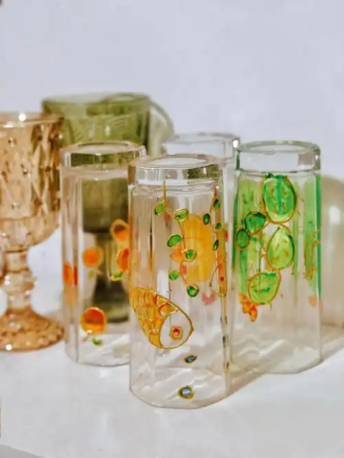 用玻璃杯作画有效解决不爱喝水问题