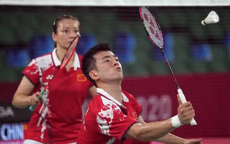 当日,在东京奥运会羽毛球混双四分之一决赛中,中国组合郑思维/黄雅琼