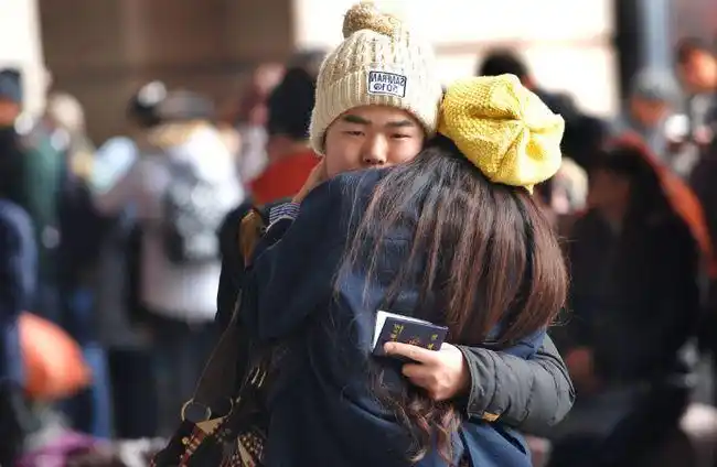 春运送别承载着亲情友情爱情乡愁 一幕幕场景感动吗|情侣|青岛火车站