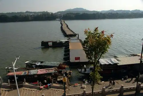 古城墙外的浮桥码头