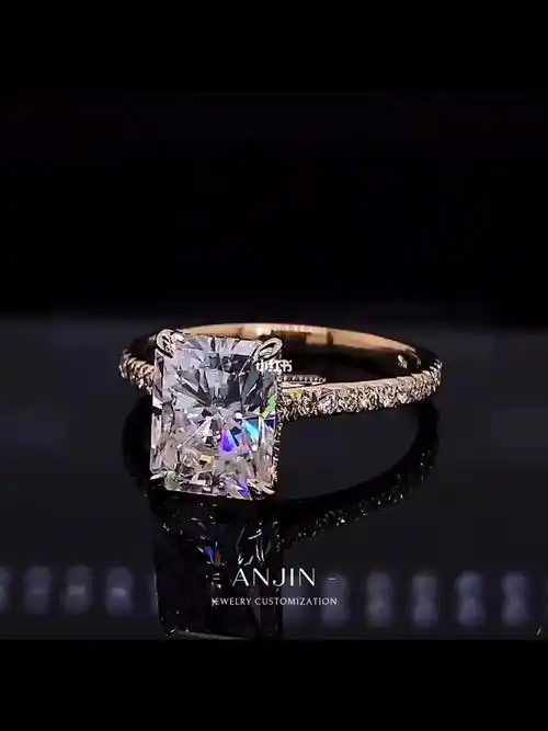 富有多样性的18k金雷迪恩形克拉钻戒