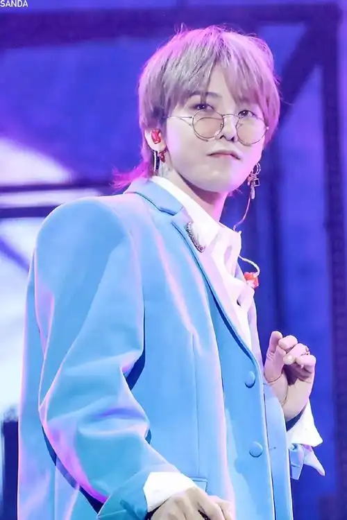 权志龙蓝色西装这简直让人欲罢不能帅爆了