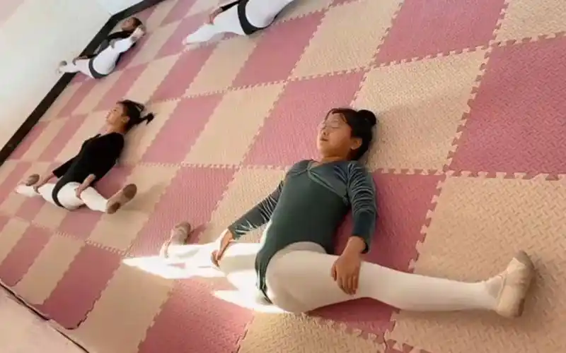 舞蹈生很享受开胯