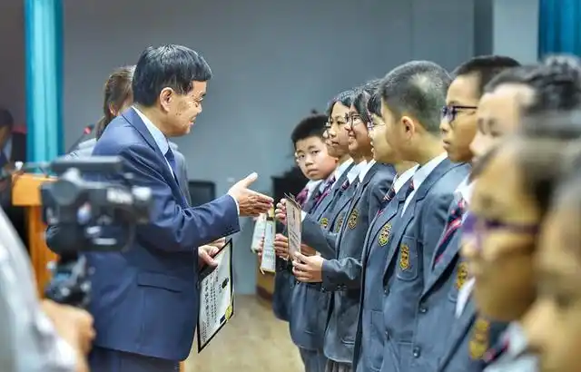 11月7日晚上,中山市迪茵公学举行李立奖教奖学基金会奖学金颁奖大会