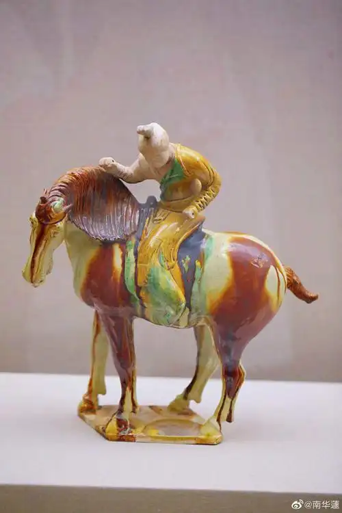 唐三彩打马球仕女俑·国家博物馆